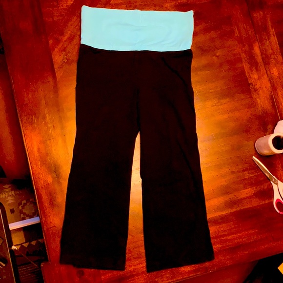 No Boundaries black yoga capris w/turquoise top